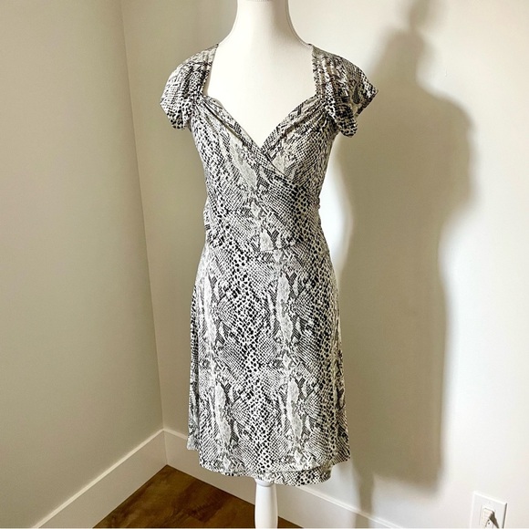 Norma Kamali Women's Cap Sleeve Snakeskin
Print Jersey Wrap Dress Size Medium - Picture 1 of 10